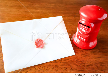ポストに投函された手紙 127781799