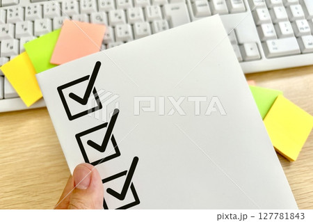チェックリストを確認する人 127781843