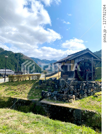 田舎の水車の風景 127782264