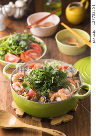 パクチー鍋 127782351