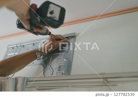 エアコンの背板を取り付ける 127782530