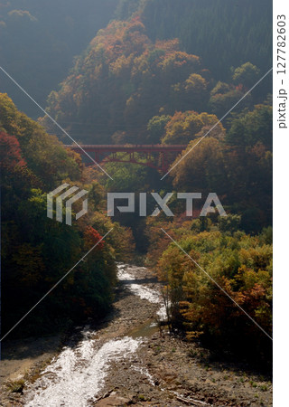 Autumn landscape in Shigakogen 秋の北信濃 - 紅葉と赤い橋(高井橋) 127782603