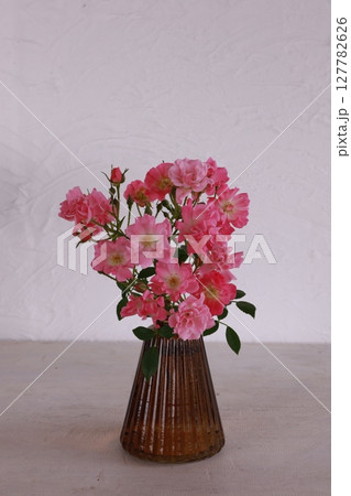 花瓶に挿したミニバラ 花瓶に挿したミニバラ 127782626