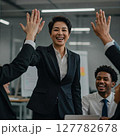 オフィスで働く笑顔のビジネスウーマン 127782678