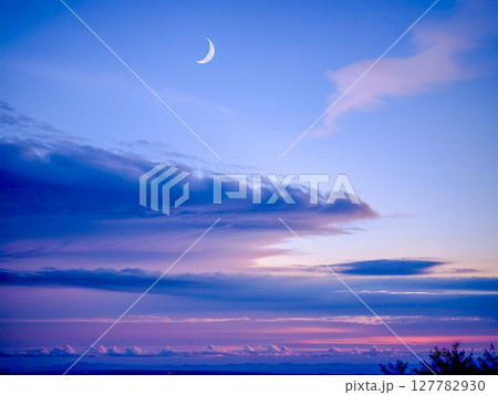 月が浮かぶ夕焼け空、地平線まで広がる雲の景色1 月が浮かぶ夕焼け空、地平線まで広がる雲の景色1 127782930