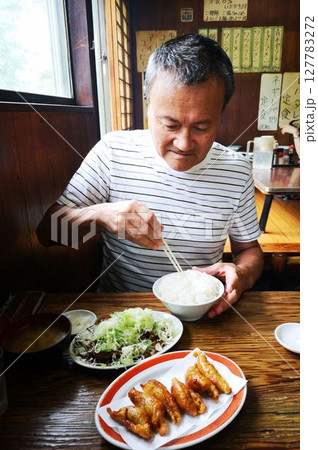 老舗食堂の名物ネギレバ炒定食 127783272