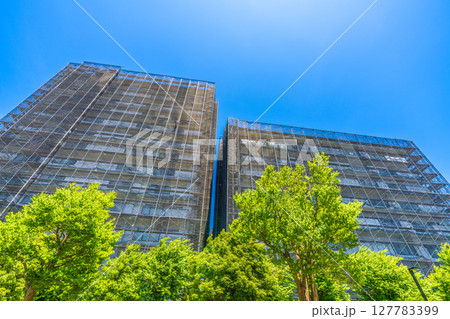 日本の横浜都市景観　マンションの補修や点検等、足場や防護ネットなど。ネットの外に衛星アンテナが… 127783399