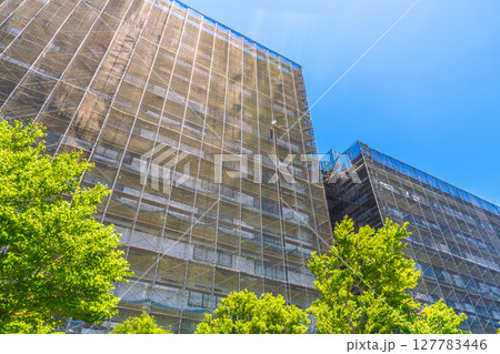 日本の横浜都市景観　マンションの補修や点検等、足場や防護ネットなど。ネットの外に衛星アンテナが… 127783446