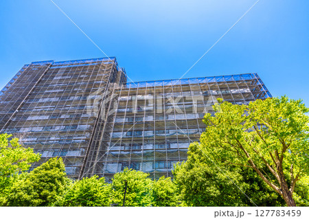 日本の横浜都市景観　マンションの補修や点検等、足場や防護ネットなど。ネットの外に衛星アンテナが… 127783459