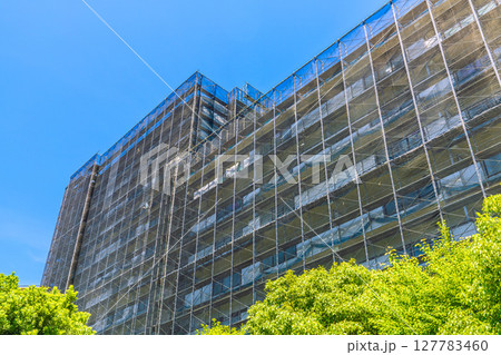 日本の横浜都市景観　マンションの補修や点検等、足場や防護ネットなど。ネットの外に衛星アンテナが… 127783460