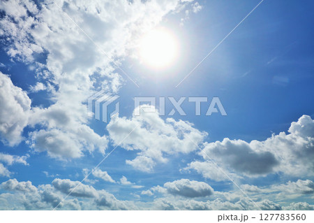 夏の青空と雲　そして太陽 127783560