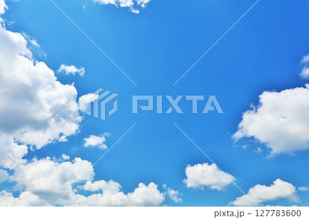 夏の青空と雲 127783600