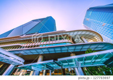 日本の東京都市景観6月22日。高輪ゲートウェイ駅前の高輪ゲートウェイシティなどを望む＝令和7年 127783697