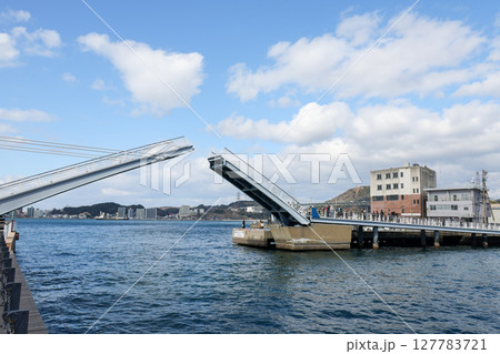福岡県　北九州市　門司港レトロ　はね橋　ブルーウィングもじ 127783721