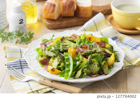 ブロッコリーとベーコンのグリルサラダ 127784002