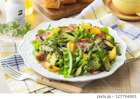 ブロッコリーとベーコンのグリルサラダ ブロッコリーとベーコンのグリルサラダ 127784003