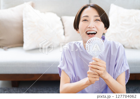 ハンドファンを使う若い女性 ライフスタイルイメージ ハンドファンを使う若い女性 ライフスタイルイメージ 127784062