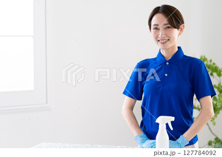ハウスクリーニングの若い女性 ライフスタイルイメージ ハウスクリーニングの若い女性 ライフスタイルイメージ 127784092