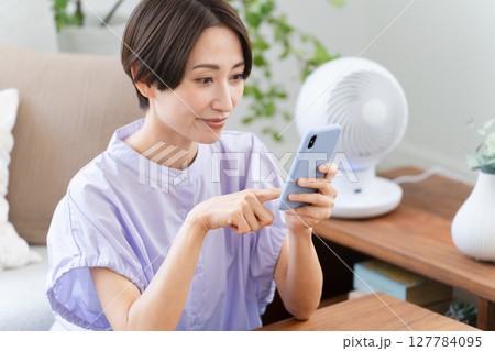 スマートフォンを操作する若い女性　ライフスタイルイメージ 127784095