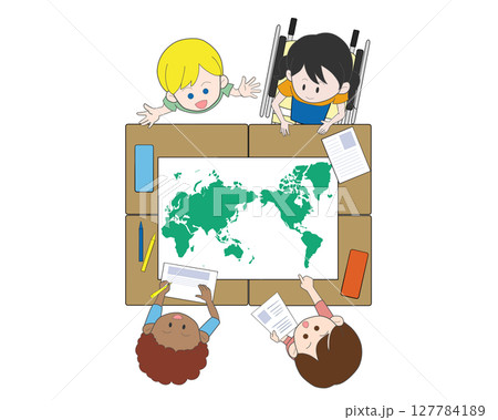 世界地図を見る子どもたち 127784189