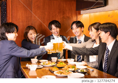 飲み会 居酒屋で乾杯している若者 飲み会 居酒屋で乾杯している若者 127784274