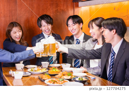 飲み会 居酒屋で乾杯している若者 飲み会 居酒屋で乾杯している若者 127784275