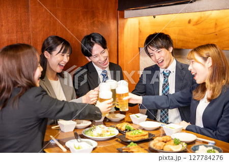 飲み会 居酒屋で乾杯している若者 飲み会 居酒屋で乾杯している若者 127784276