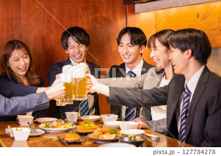 飲み会　居酒屋で乾杯している若者 127784278
