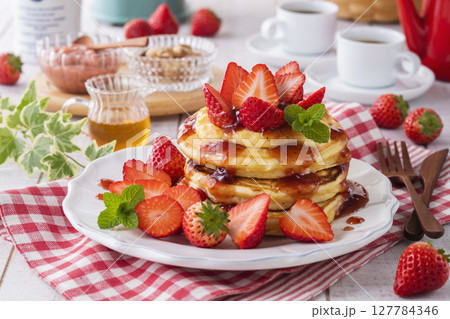 苺のパンケーキ 127784346