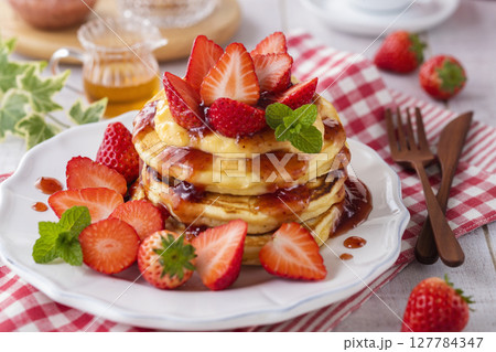 苺のパンケーキ 127784347