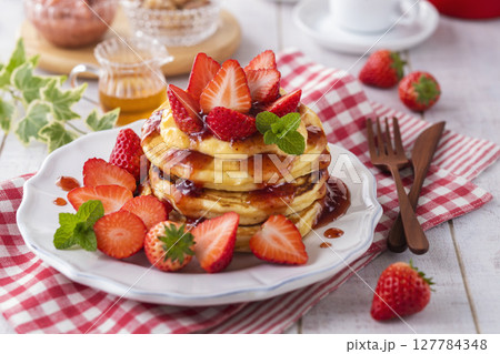 苺のパンケーキ 127784348