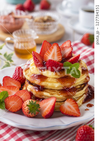 苺のパンケーキ 127784351