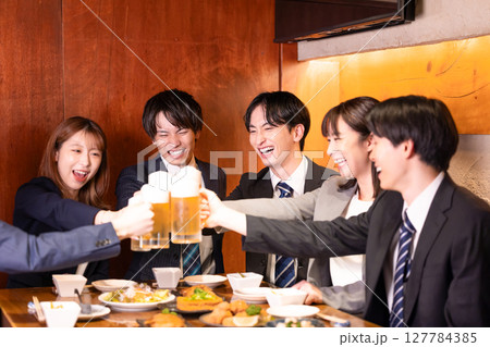 飲み会　居酒屋で乾杯している若者 127784385