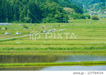 田植えの始まった農村【長野県】 127784534
