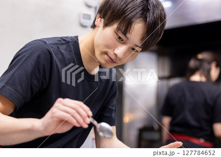 居酒屋　調理場で働く居酒屋の従業員 127784652