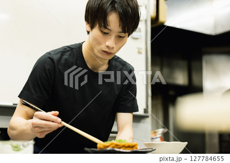 居酒屋　調理場で働く居酒屋の従業員 127784655
