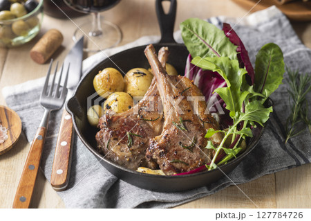 ラムチョップのローズマリー焼き 127784726