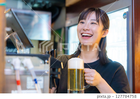 居酒屋 ビールサーバー ビールを注ぐ女性スタッフ 居酒屋 ビールサーバー ビールを注ぐ女性スタッフ 127784758