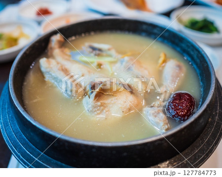 本場韓国の参鶏湯（サムゲタン） 127784773