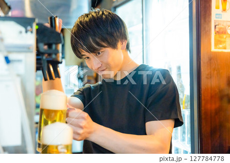 居酒屋 ビールサーバー ビールを注ぐ男性スタッフ 居酒屋 ビールサーバー ビールを注ぐ男性スタッフ 127784778