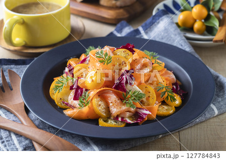 金柑とにんじんのサーモンマリネサラダ  127784843