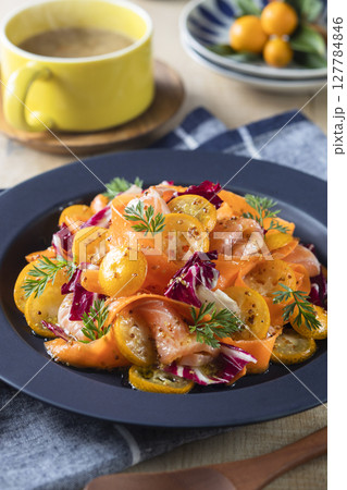 金柑とにんじんのサーモンマリネサラダ 金柑とにんじんのサーモンマリネサラダ 127784846