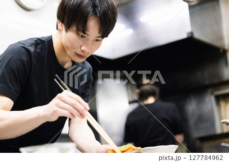 居酒屋　調理場で働く居酒屋の従業員 127784962