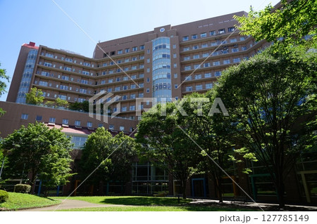 青空に映える子どものための病院　6月世田谷1370国立成育医療研究センター 127785149