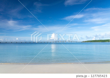 与那覇前浜ビーチの美しい宮古ブルーと夏雲 127785423