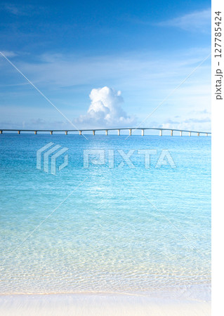 与那覇前浜ビーチの美しい宮古ブルーと夏雲 127785424
