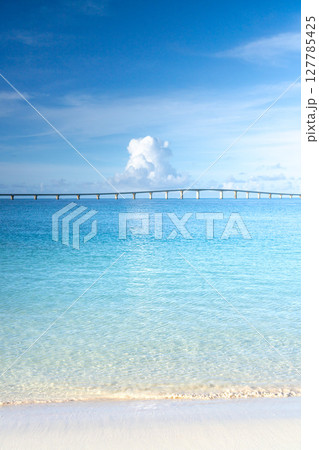 与那覇前浜ビーチの美しい宮古ブルーと夏雲 127785425