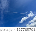 青空と飛行機雲 127785701