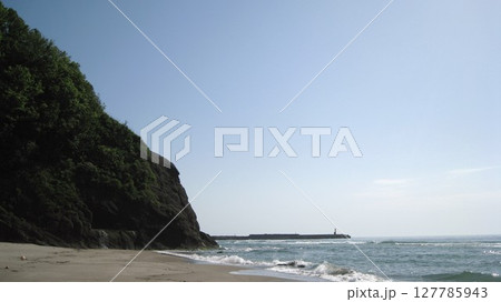 夏の青空と青い海と白い砂浜と緑の岬 夏の青空と青い海と白い砂浜と緑の岬 127785943