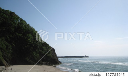 夏の青空と青い海と白い砂浜と緑の岬 夏の青空と青い海と白い砂浜と緑の岬 127785945